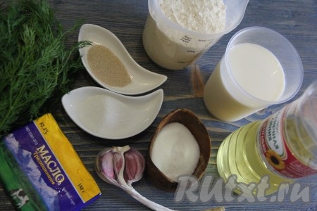 Подготовить продукты для замешивания теста для приготовления булочек с чесноком и зеленью.&nbsp;
