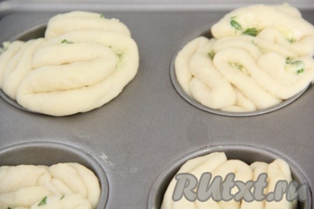 Тесто увеличится в объёме. Яичный желток слегка взбить вилкой. Верх булочек смазать яичным желтком.