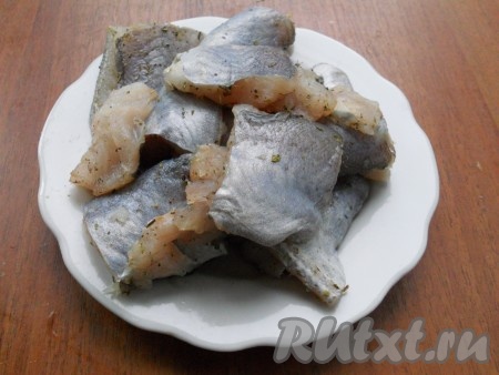 Нарезать филе средними кусочками, посолить, посыпать специями.
