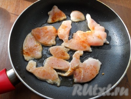 Куриную грудку нарезать не слишком тонкими пластинами, кусочками. Посыпать специями и поместить в разогретую с растительным маслом сковороду.
