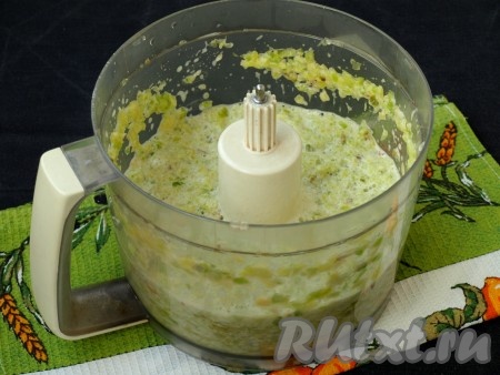 При помощи насадки "металлический нож" измельчить овощи в однородную кашицу.
