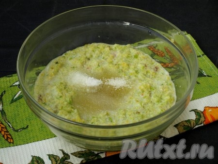 Перелить массу в подходящую ёмкость. Добавить сахар, соль и уксус, перемешать. Пусть вас не пугает наличие пены в аджике&nbsp;из зеленого перца и чеснока. Аджика должна постоять при комнатной температуре в течение 2 часов и лишняя пена осядет.