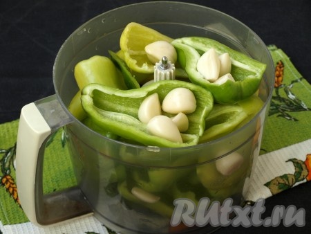 Овощи сложить в чашу комбайна.