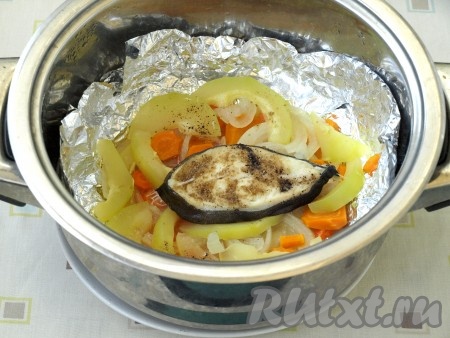 Пароварку поставить на огонь, накрыть крышкой. Готовить зубатку на пару около 30 минут с момента закипания воды на небольшом огне.
