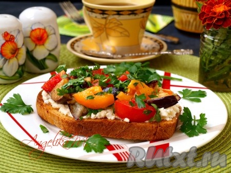 Бутерброды с баклажанами, помидорами и сыром