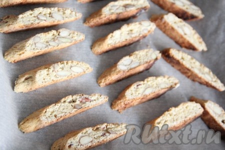 Выложить печенье на противень, застеленный пергаментом, и подсушить в духовке в течение 5-7 минут.