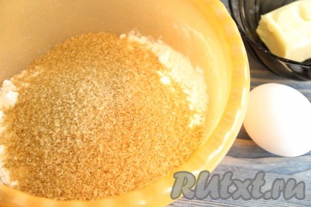 Затем добавить коричневый сахар.