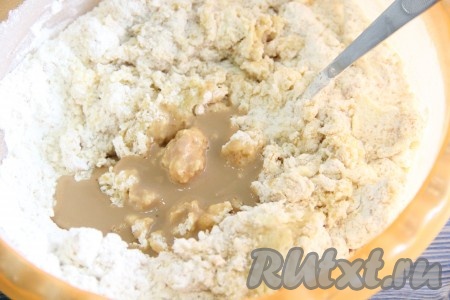 Затем добавить ликёр. Ликёрчик придаст нашей выпечке приятный аромат.
