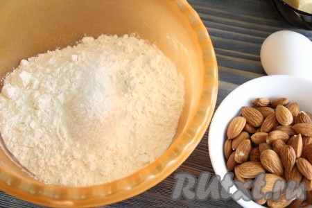 Муку просеять в глубокую миску, добавить разрыхлитель, соль и ванильный сахар.