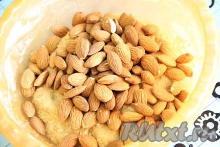  Затем добавить миндаль в тесто.