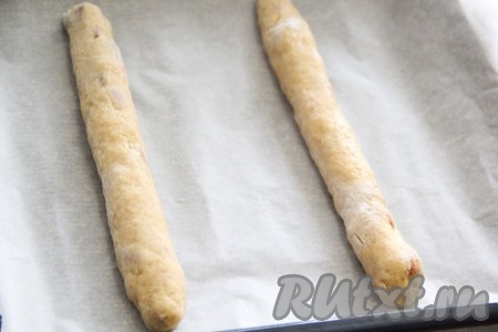 Противень для выпекания застелить пергаментом. Выложить колбаски на противень на некотором расстоянии друг от друга. Я выпекала по две штуки, так как во время выпекания колбаски слегка расплывутся.
