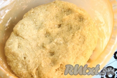 Замесить мягкое и нежное тесто. Тесто не должно быть липким. Если оно липнет, припылить тесто мукой и хорошо его вымесить.
