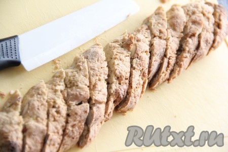 Готовую колбаску в тёплом виде нарезать острым ножом. Нарезать можно кружочками или наискосок. Толщина кантуччини с миндалём примерно 1-1,5 см. 