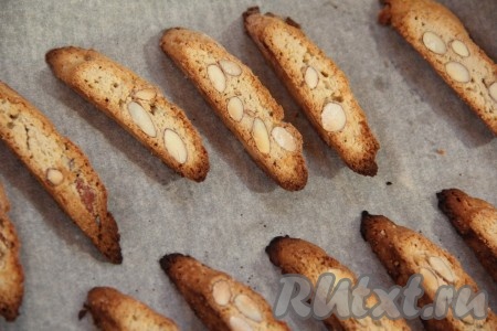 Вот такие красивые кантуччини с миндалём получились. 