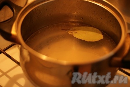 В бульон или воду добавить уксус, лавровый лист и соль по вкусу.