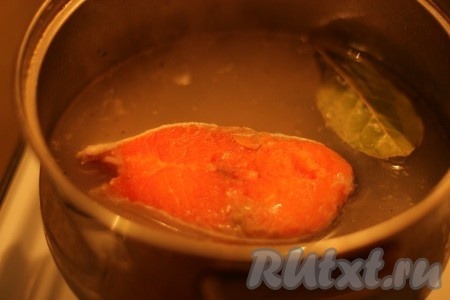 Выключить огонь. В маринад опустить стейк красной рыбы.