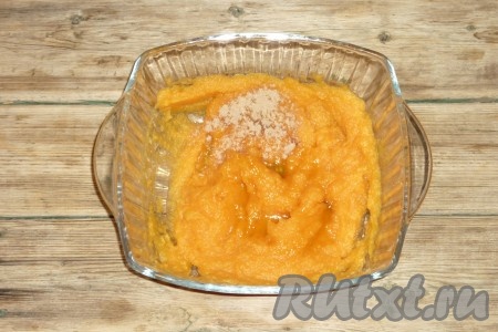 В готовое тыквенно-яблочное пюре добавить молотую корицу, сахар или сахарную пудру по вкусу (если нет противопоказаний, то лучше добавить мёд ). Всё хорошо перемешать. Если вы готовите для маленького ребёнка, то в пюре можно ничего не добавлять, так как тыква и яблоки сами по себе сладкие и ни в каких добавках не нуждаются. 