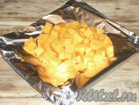 Тыкву очистить от кожуры, вымыть холодной водой и нарезать небольшими кубиками. Завернуть тыкву в фольгу для запекания.&nbsp;
