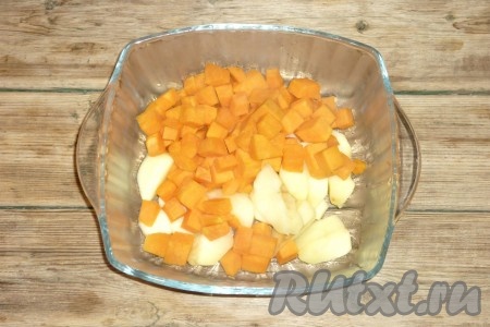 Яблоки и тыкву отправить в духовку разогретую до 200 градусов. Яблоки запекаются быстрее, на их приготовления уйдёт 10-15 минут. Тыква более твёрдая, я её запекала 30 минут (до мягкости). Запеченные яблоки и тыкву переложить в миску.&nbsp;
