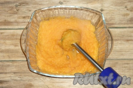 Запеченные тыкву и яблоки измельчить с помощью блендера до однородной массы, без комочков.&nbsp;
