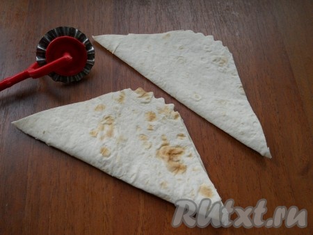 Сложить лаваш пополам, чтобы получился треугольник, немного придавить. Верхний угол можно подрезать полукругом. Таким образом сформировать все квадраты из лаваша.