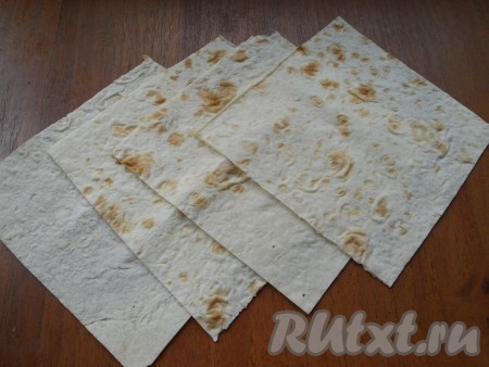 Лаваш нарезать на квадраты размером 15х15 сантиметров.