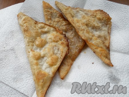 Готовые ленивые чебуреки перекладывать со сковороды на бумажные полотенца, чтобы убрать лишнее масло.