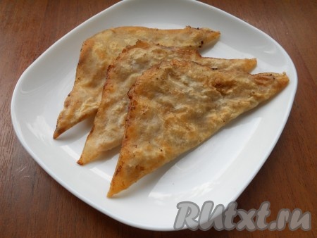 Затем чебуреки выложить на блюдо. Постепенно пожарить все чебуреки из лаваша.