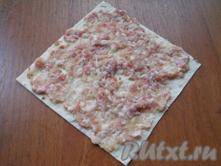 Мясной фарш соединить в миске с натёртым на тёрке (или перекрученным на мясорубке) репчатым луком, солью, чёрным молотым перцем и холодной водой, тщательно перемешать. Фаршем смазать каждый квадрат из лаваша.