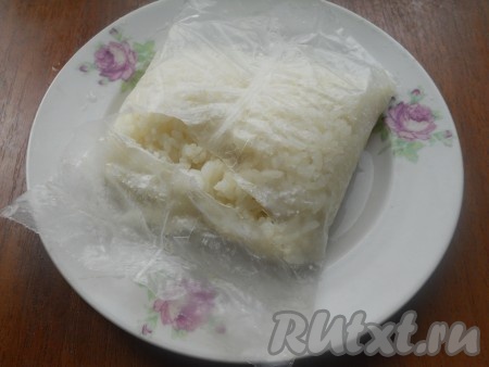 Рис отварить в немного подсоленной воде до готовности, в соответствии с инструкцией на упаковке (я варила 20 минут). Рис остудить.
