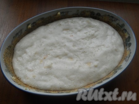 Выложить в форму подготовленную рисовую массу. По консистенции она будет, как сметана.