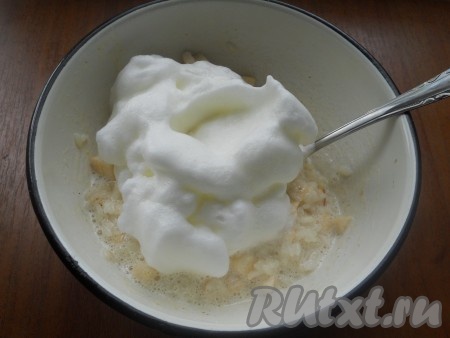 К рису с яблоками добавить желтковую смесь, перемешать. Затем добавить взбитые белки и снова аккуратно перемешать.
