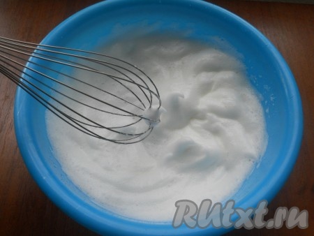 Белки взбить с щепоткой соли до пиков.
