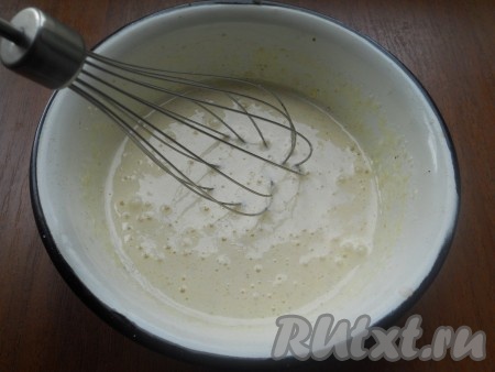 Взбить венчиком или миксером смесь желтков, разрыхлителя и яиц до светлой, пышной массы.
