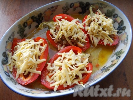 Влить в форму немного воды (50-70 мл), накрыть фольгой. Запекать фаршированные перцы в разогретой духовке при температуре 180 градусов минут 25-30, после чего форму с перцами достать из духовки, убрать фольгу. Посыпать перцы натертым сыром и снова отправить в духовку (с той же температурой) еще на 10 минут.
