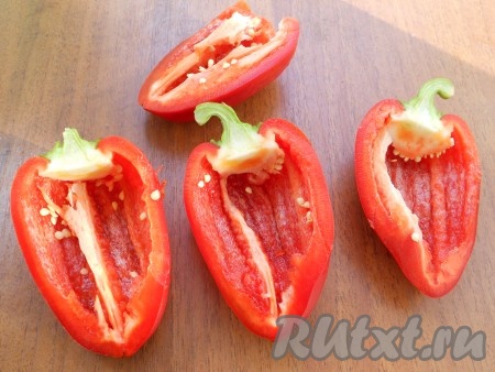 Перец разрезать вдоль на 2 половины, удалить семена, хвостики оставить.