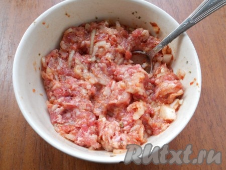 Добавить томатную пасту и влить немного воды (20 мл), тщательно фарш перемешать.