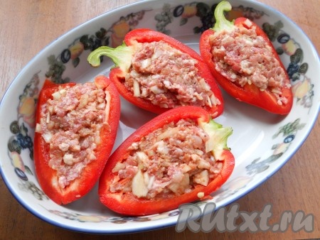 Наполнить фаршем половинки перцев поплотнее и поместить в форму для запекания.