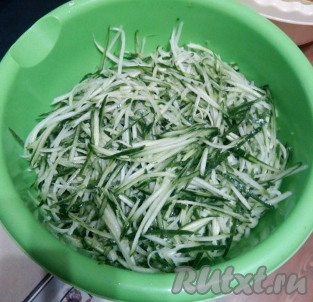 Чеснок и морковь вымыть и очистить.&nbsp;Хорошо вымыть огурцы и натереть соломкой на терке для корейской морковки до сердцевины с семенами, то есть просто "обтесать" огурчик (сердцевину с семенами не натираем).
