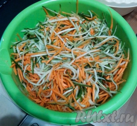 Морковь тоже натереть соломкой. Чеснок пропустить через пресс или натереть на мелкой терке.
