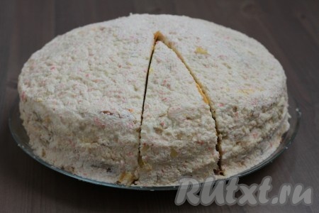 Украсить сверху торт из печеночных блинов подготовленной массой.
