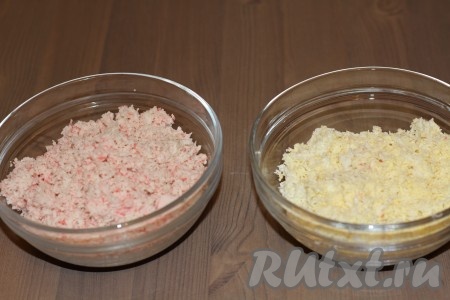 Для украшения торта, на мелкой терке натереть яйца и крабовое мясо.
