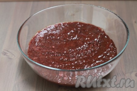 Прокрутить печень через мясорубку.
