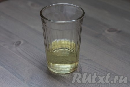 Влить растительное масло.
