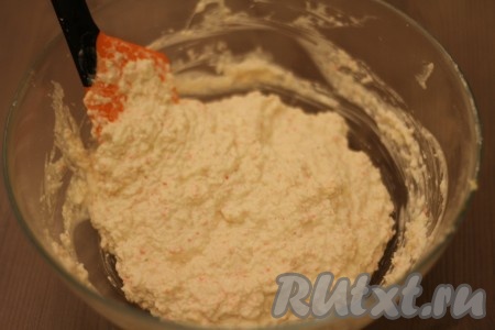 Соединить яйца и крабовое мясо, добавить майонез и перемешать.
