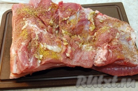 Кусок мяса со всех сторон посолить и обсыпать любимыми специями, чесноком.