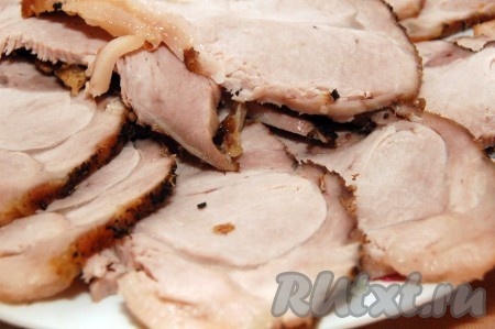 Нарезать запеченный в фольге кусок свинины и подавать на стол. Хрен, маринованная капуста и горчица прекрасно дополнят это блюдо. Вкусное и ароматное мясо украсит ваш стол.
