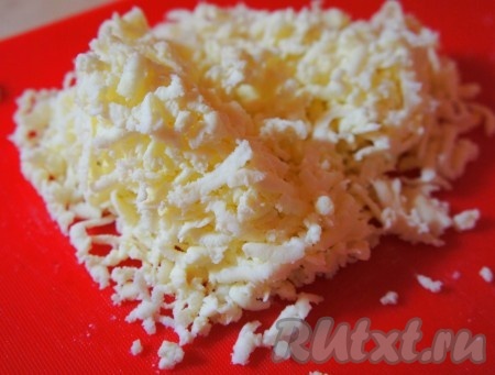 Слоёное тесто заранее достать из морозилки и разморозить до комнатной температуры. Сыр натереть на крупной тёрке. Я готовила с адыгейским сыром, но в принципе подойдёт любой твёрдый или полутвёрдый сыр.