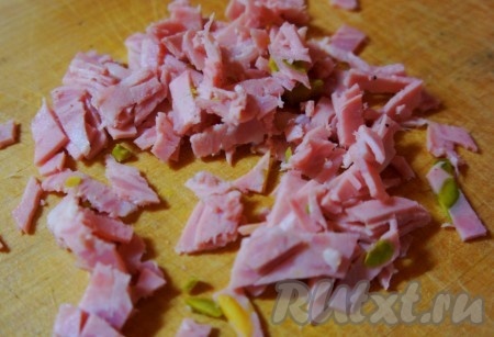 Колбасу (у меня была колбаса с фисташками) мелко нарезать (или натереть на крупной тёрке).