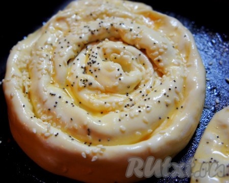 Яйцо взбить вилкой до однородности. Смазать яйцом всю поверхность теста, а затем, по желанию, присыпать кунжутом и маком.